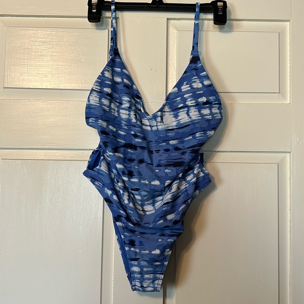 Aerie one piece swimsuit, scoop back peak hole  sides size medium
